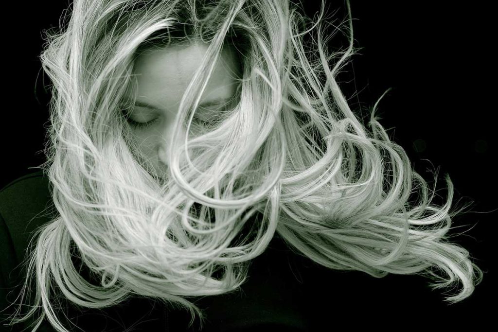 Femme aux cheveux longs - Illustration