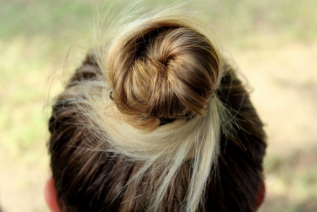 Cheveux coiffés en chignon