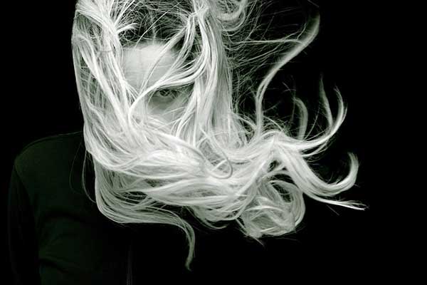 Femme en noir et blanc avec les cheveux dans le vent
